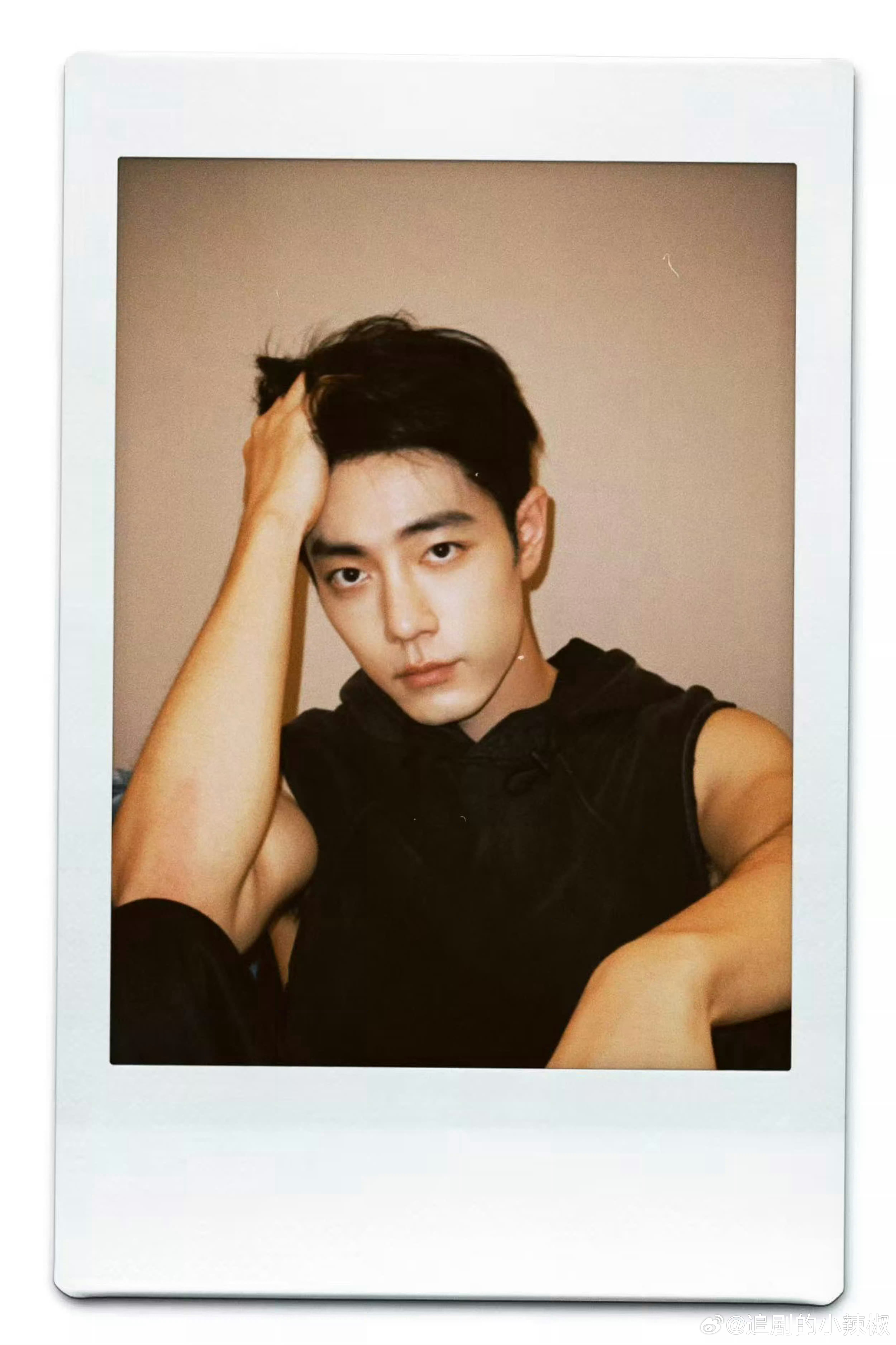 嗷嗷嗷肖战新鲜的拍立得，就这么权威捏 