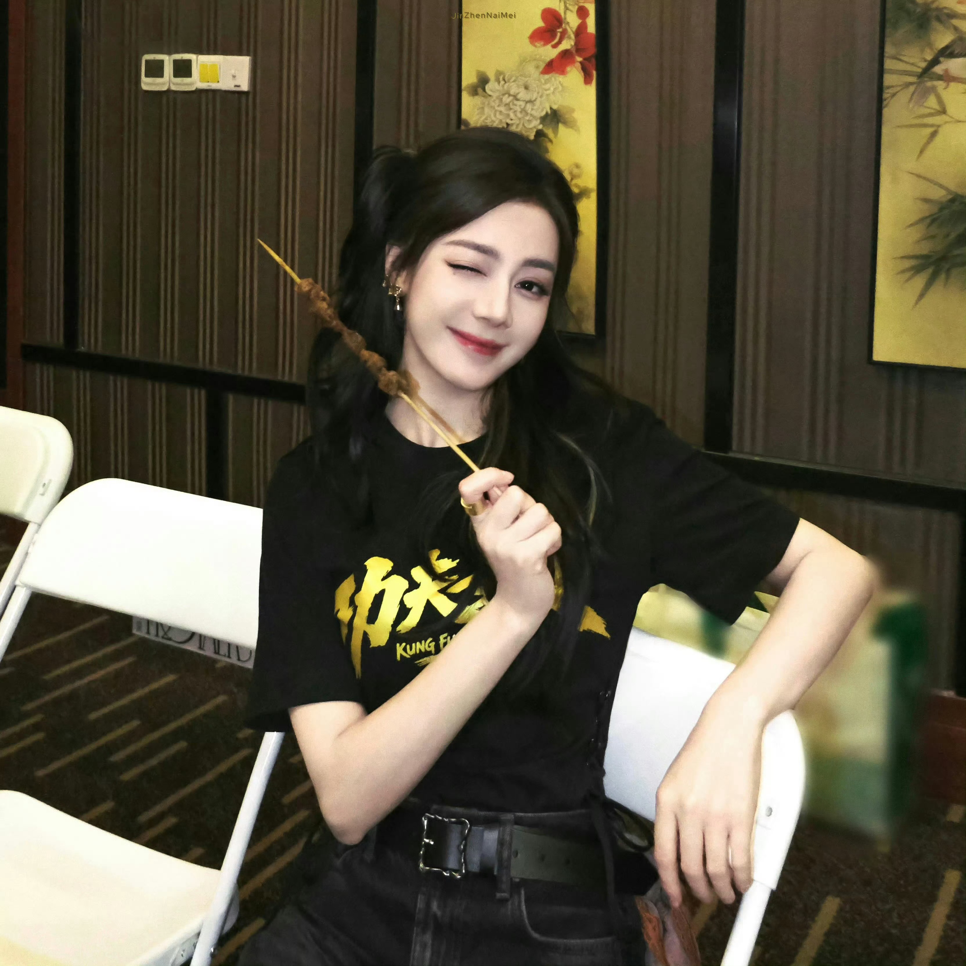 迪丽热巴吃烤串等我烤串店开了，我一定让我明星好兄弟们，给热巴约我串店了。等咱们飞