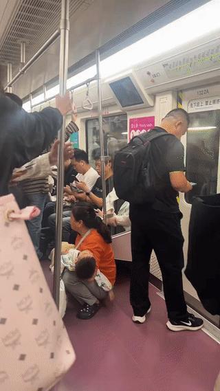 地铁上拍到的这一幕。
真是让人看了很无语！
现在的人为什么都这么冷漠？
为什么就