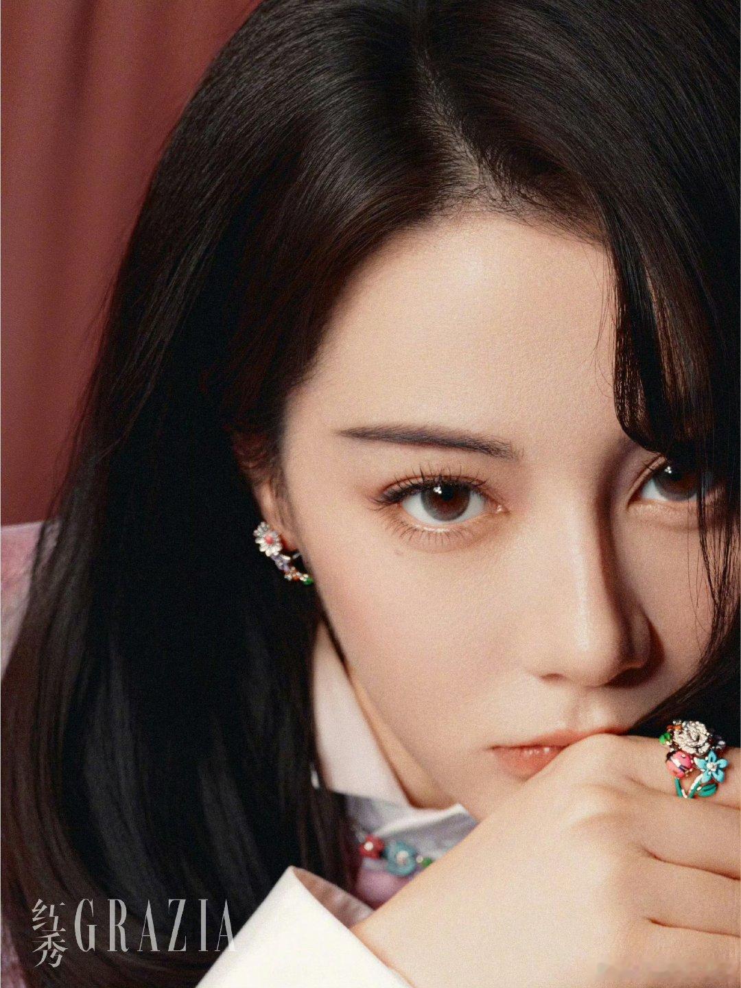 王亚飞给热巴化的油画妆啊啊啊啊王亚飞给迪丽热巴画的的油画妆完全适配度百分百！如此