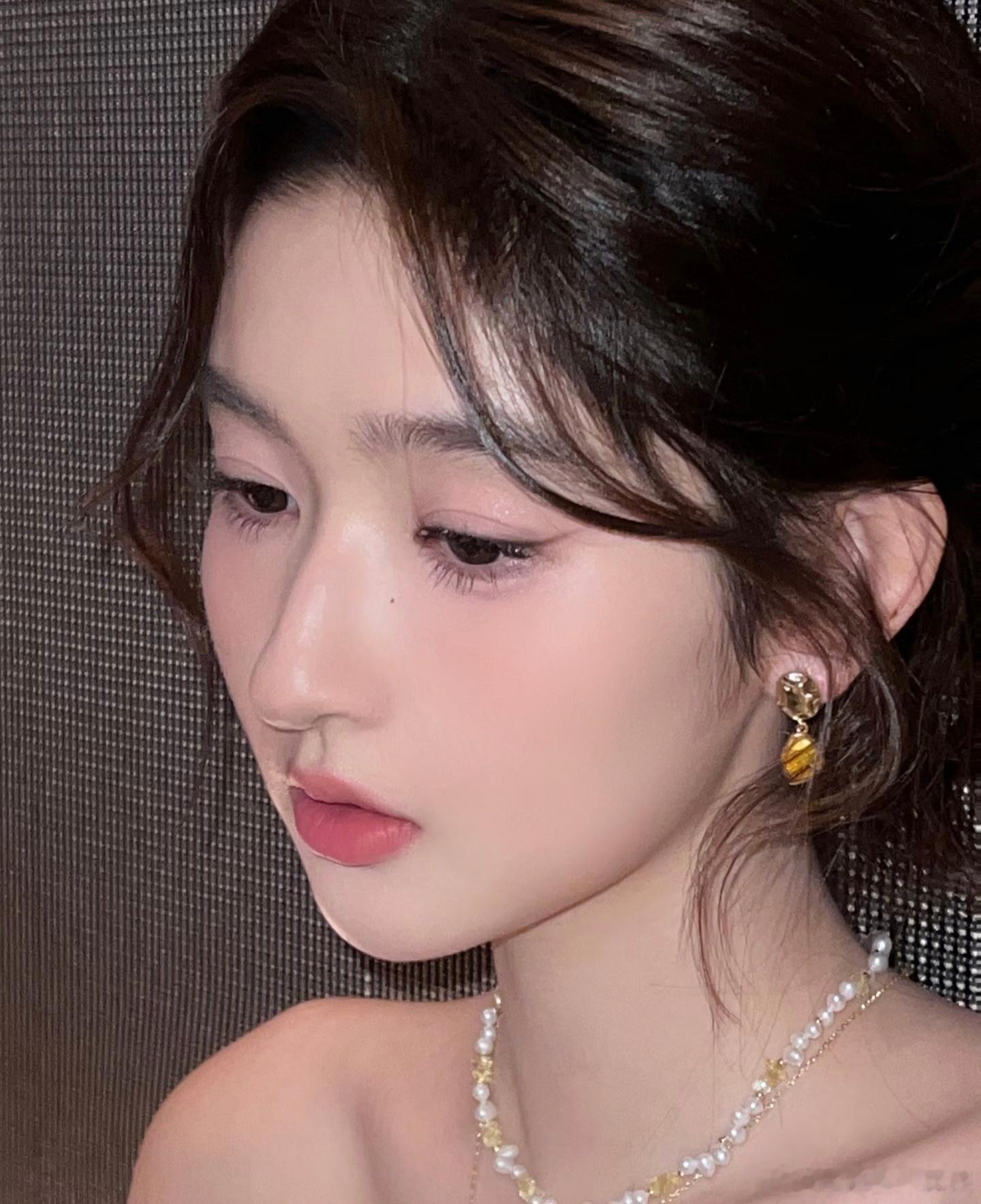 时常因为王玉雯有趣的灵魂而忽略了她更加顶级的身材跟五官，好完美的鹅蛋脸，王姐你美