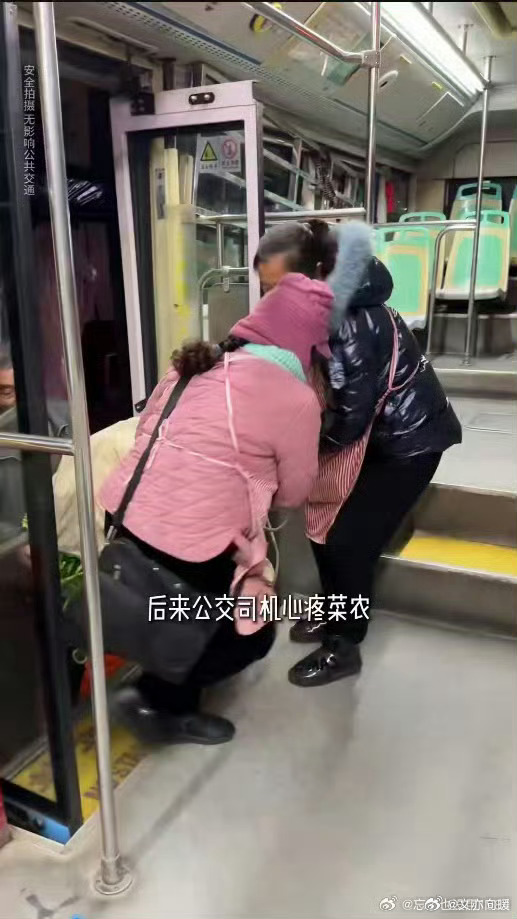 吴克群手写奖状被印上奶茶小票吴克群这波操作绝了，用行动践行善意，助农帮扶、接地气