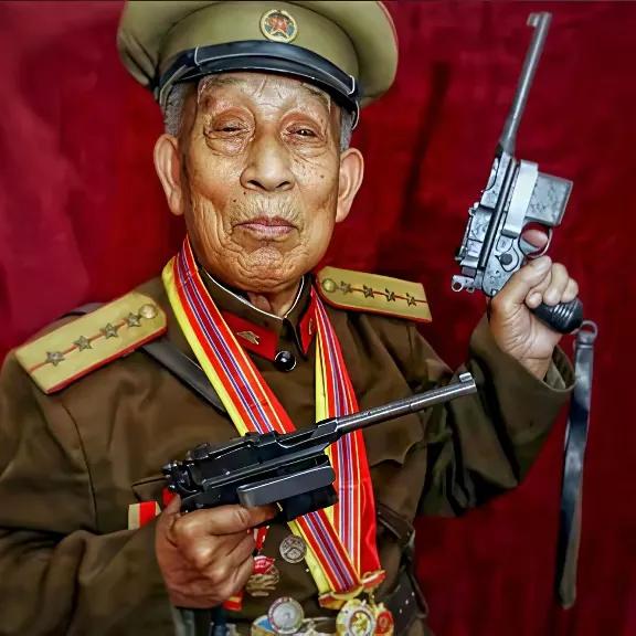唯一能够收藏手枪的老革命滕西远，他收藏两支手枪不简单，是自己在战场杀敌立功后，部