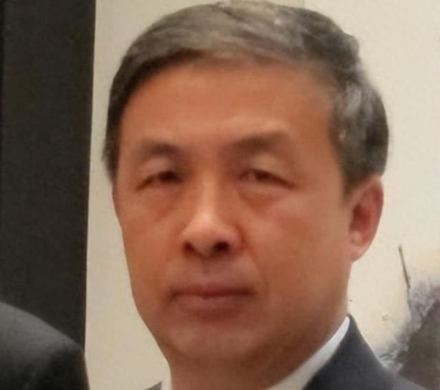 “中国现在向美国投降还来得及！再晚就要‘跪着’了，”几年前，中国专家马臣曾公开宣