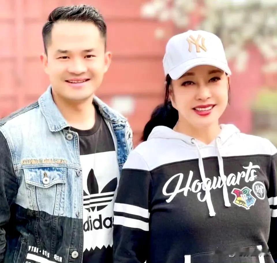 刘晓庆遇到对手了！刘晓庆大江大河都过了，没想到却在阴沟里翻船了！

小33岁前男