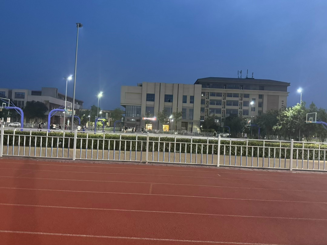 上大学的朋友一定要珍惜这四年的时光，因为那是你进入社会前最后一段轻松的日子。 
