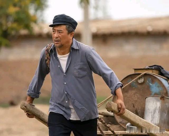 1937年戈壁惊魂：女红军喂奶遇搜捕，皮匠一句“和我成亲”救下两条命
 
193