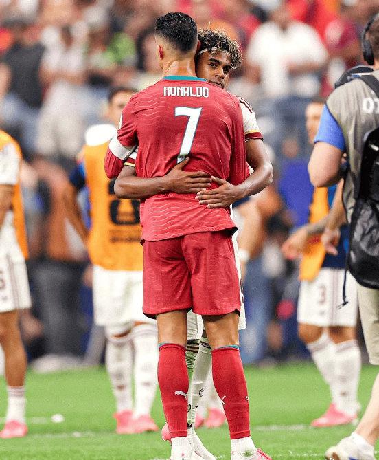 亚马尔： Cristiano……你今天踢得很好。

C罗：（抹了下眼角，拍他背）