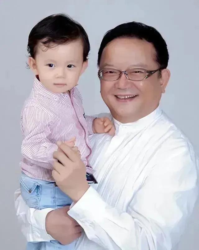 怎么看都比他老爸帅气啊！主要是妈妈长的俊，妈妈长的俊了儿子的颜值自然不会差！