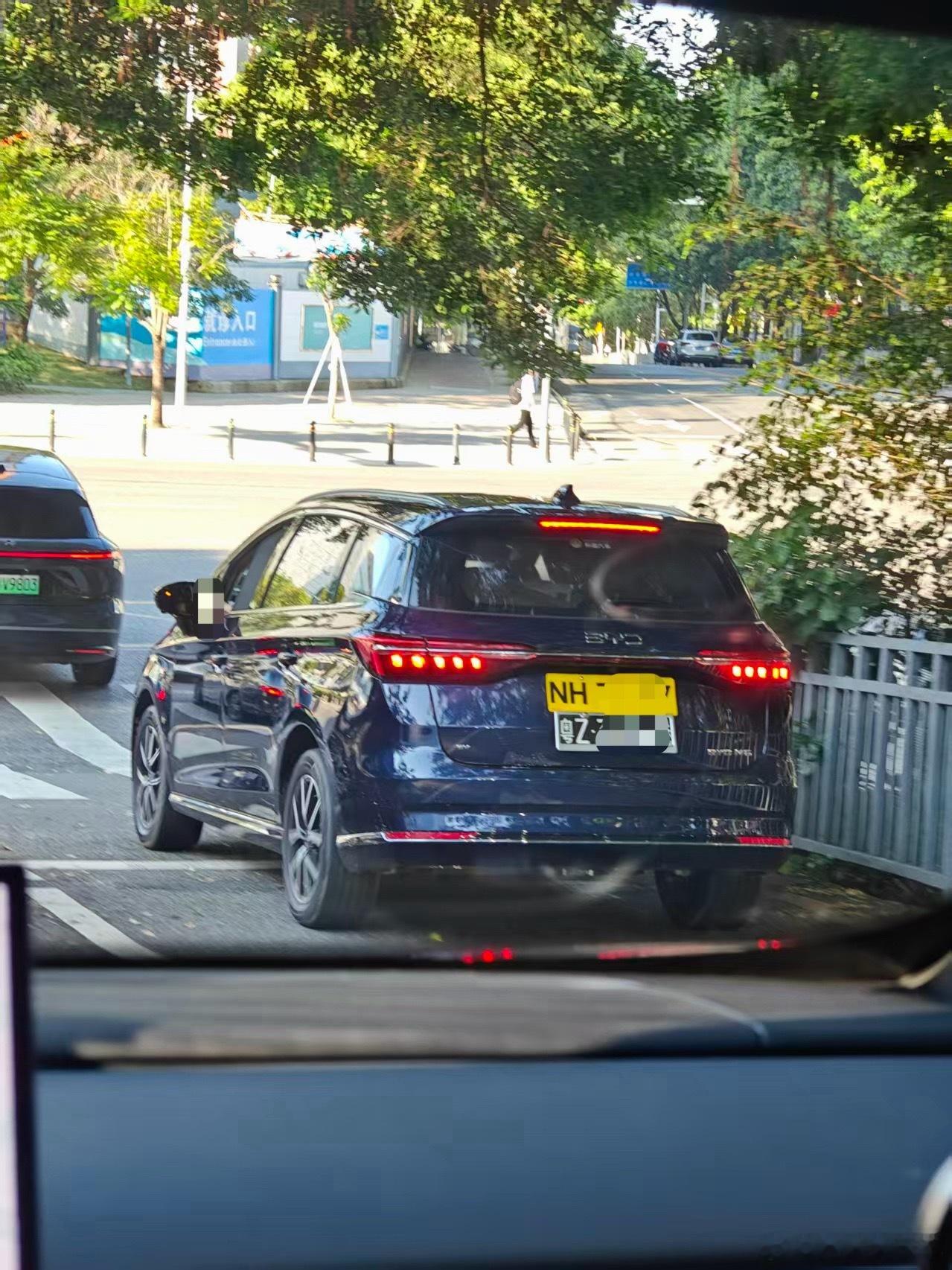 深圳的士，换个港牌就是30万的神车大v聊车阿康爱玩车