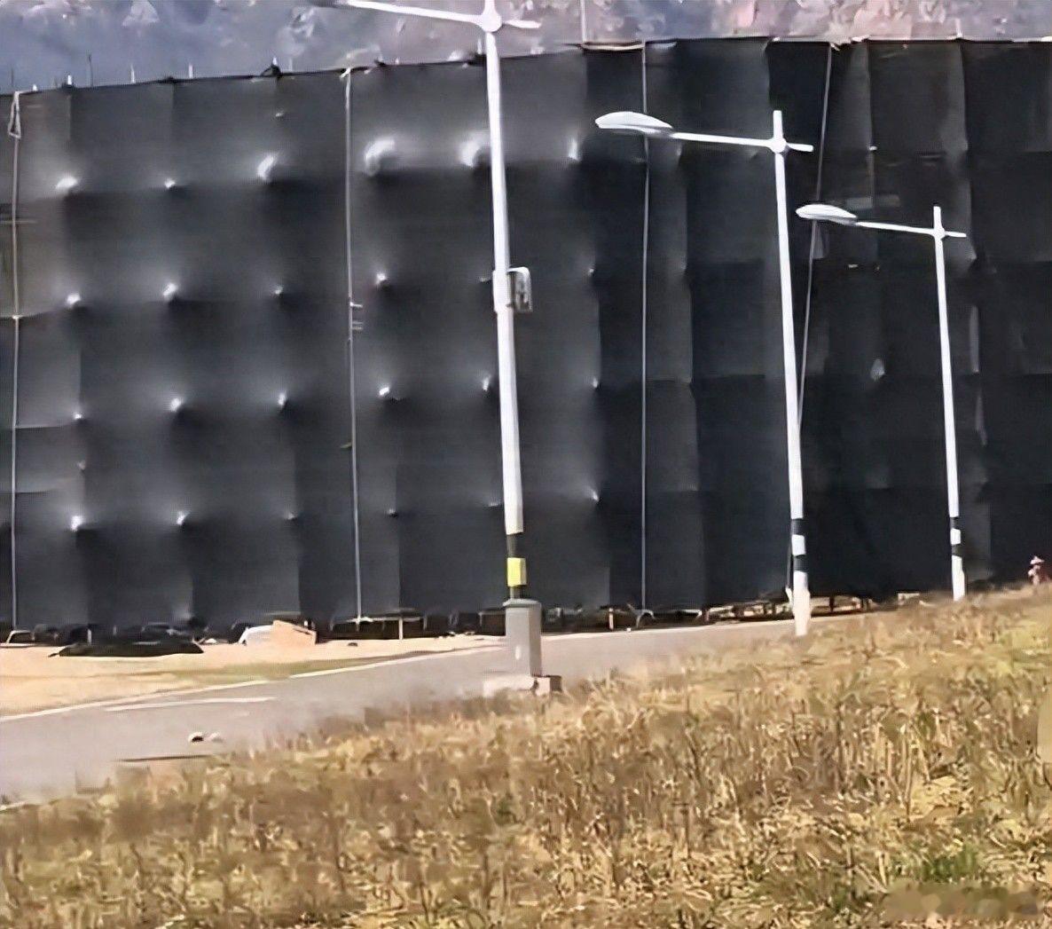 这届网友的关注点歪了 但歪得好几张《十日终焉》的外景路透模糊图刚流出来，评论区的