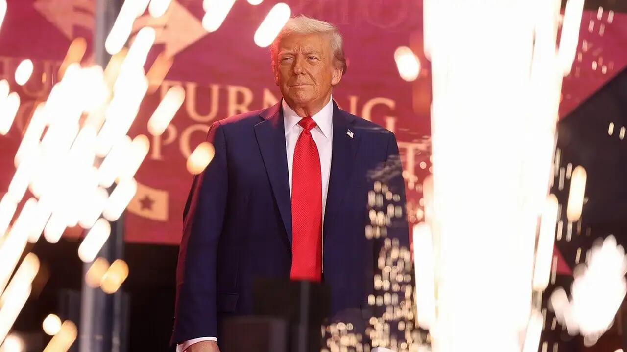 2025年开罗国际会议茶歇现场，特朗普端着镶金鹰嘴豆泥碗突然蹦上主席台：