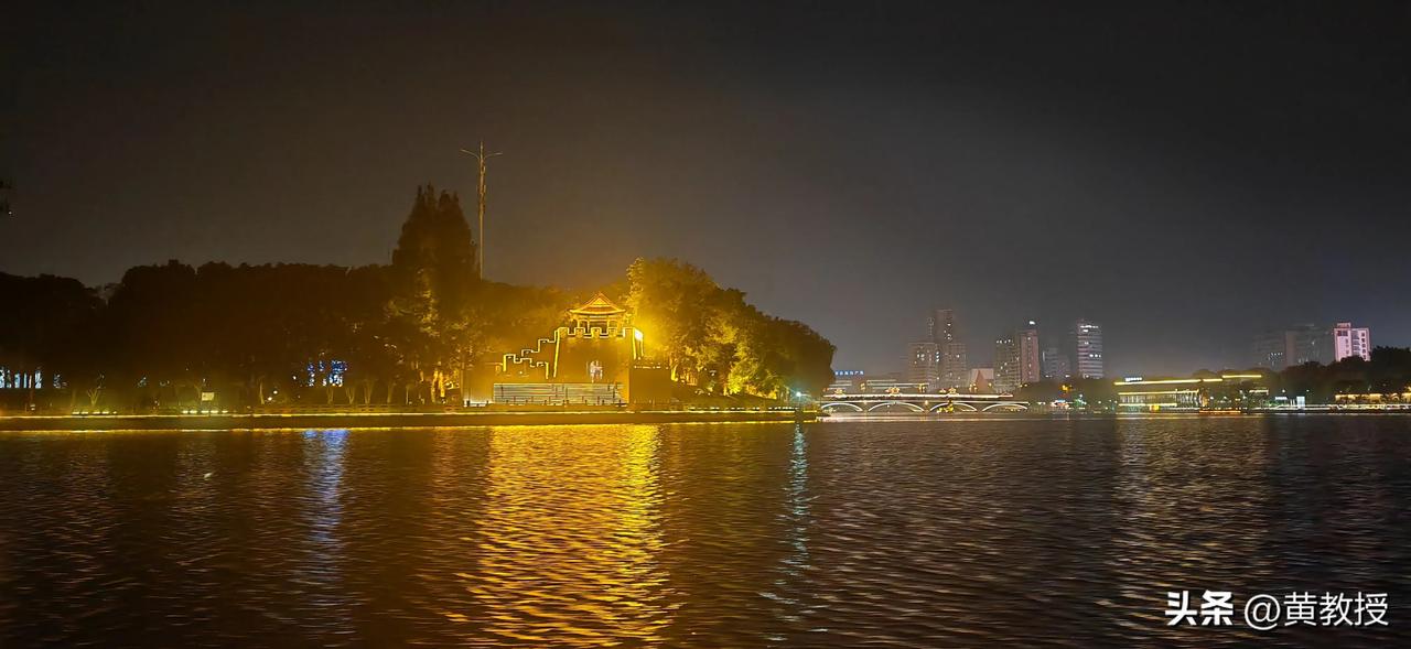 夜游凤城河
很有文化的城市泰州
梅兰芳，桃花扇，范仲淹，人杰地灵
故事太多了[赞