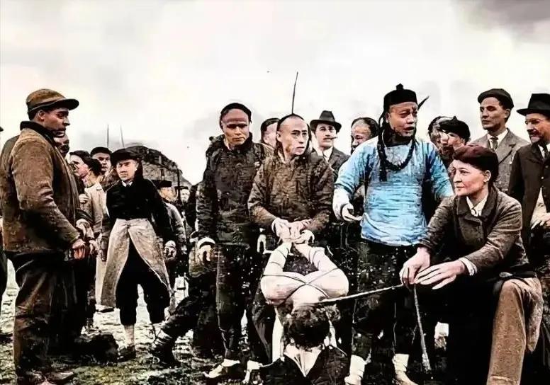 左宗棠把宁夏匪首马化龙一家三百多口全宰了，这事在当年西北地界炸了锅。马化龙出身宗