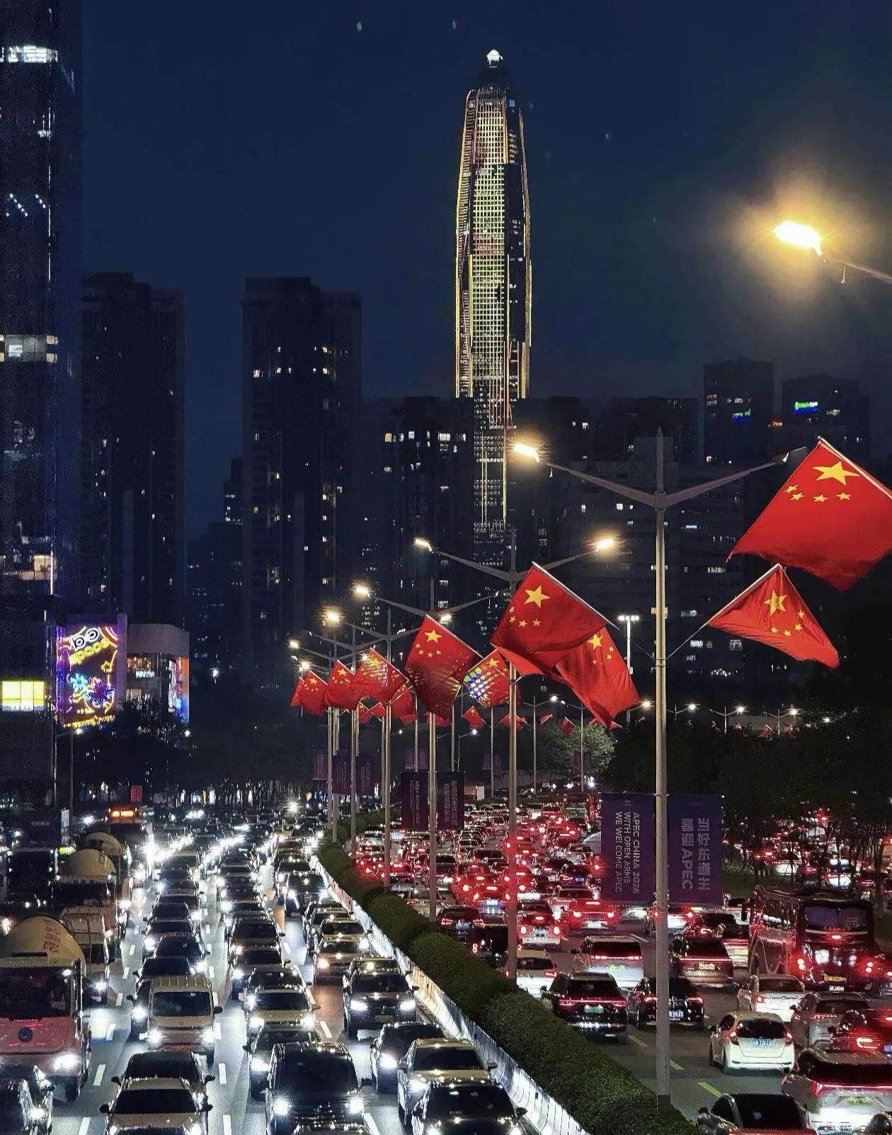 一抹中国红，一腔家国情

一抹中国红，是飘扬的五星红旗，是刻在心底的信仰；一腔家