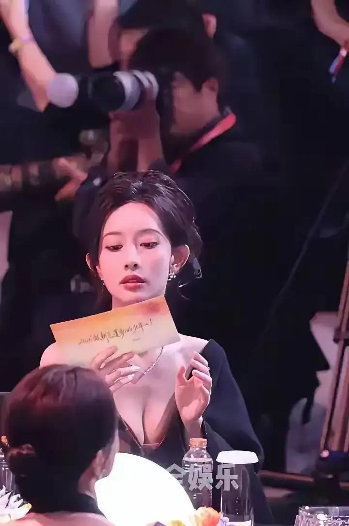 别再学鞠式美学了，孟子义的“摆烂”才是顶级撩术。
 
内娱女星还在卷谁更精致，她