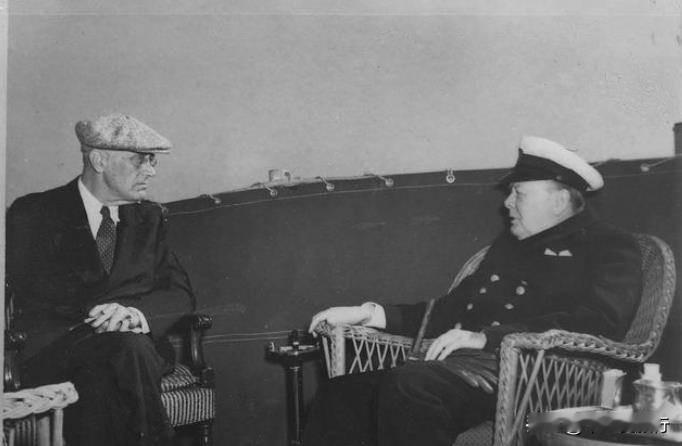 1941年12月7日，希特勒正在欣赏部下递交上来的作战计划，嘴角都快咧到耳朵根了