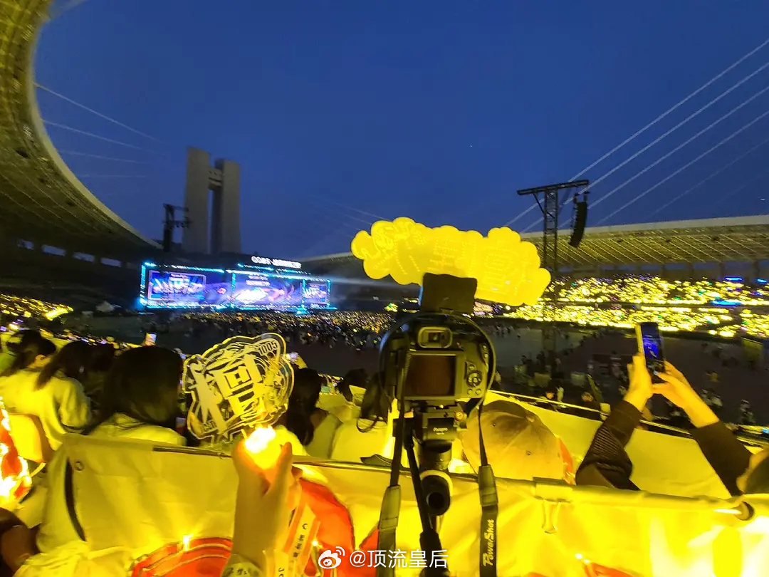 今天QQ音乐盛典檀健次粉丝是包场了吗，一片黄海太震撼了。 