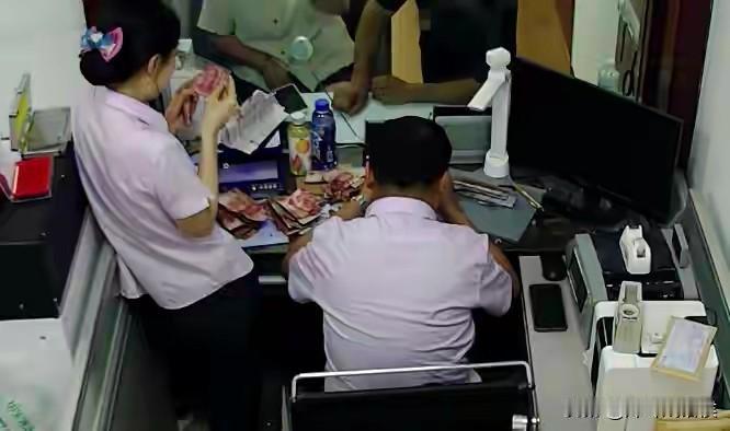 10万块现金埋地下两年，会怎么样？

近日，大连一位八旬老人给了我们答案，他把现