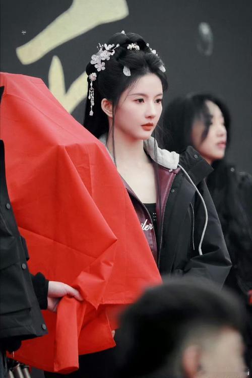 印小天参演的古装剧集《归良辰》正式圆满杀青。杀青现场他和剧组工作人员合影留念，状