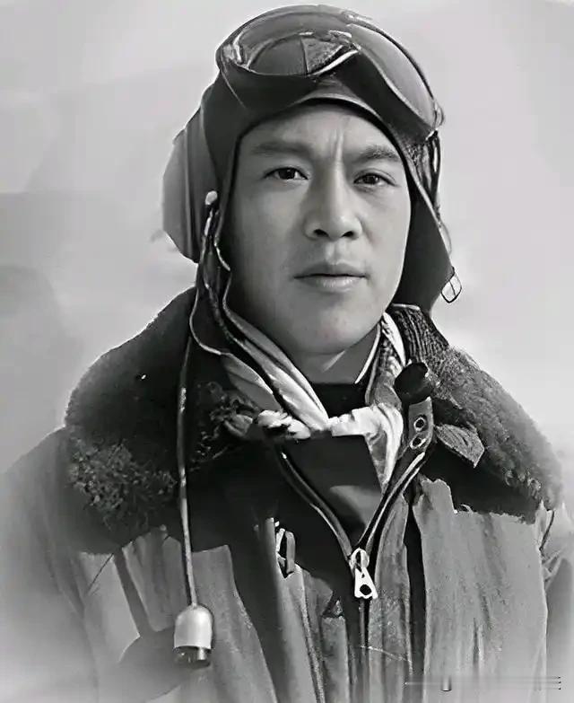 1951年，志愿军飞行员华龙毅被美军战机击落，身负重伤降落在一个山头，就在这时，