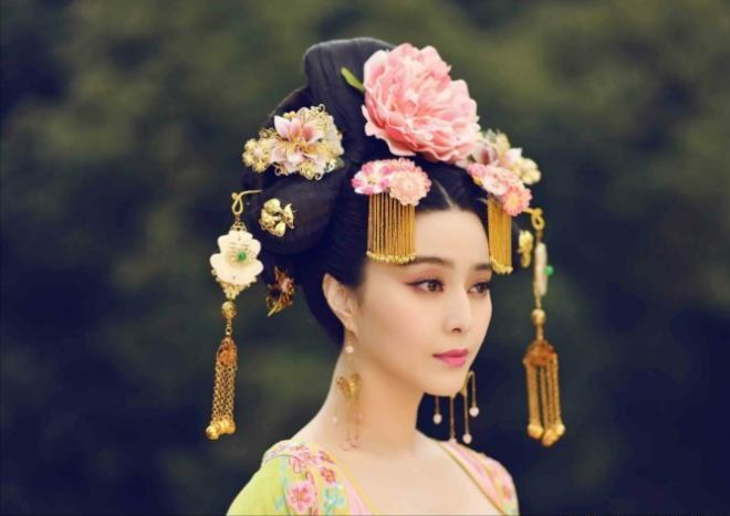 649年，李世民已经奄奄一息，他叫来武则天问道：“朕走了之后，你当如何？”武则天
