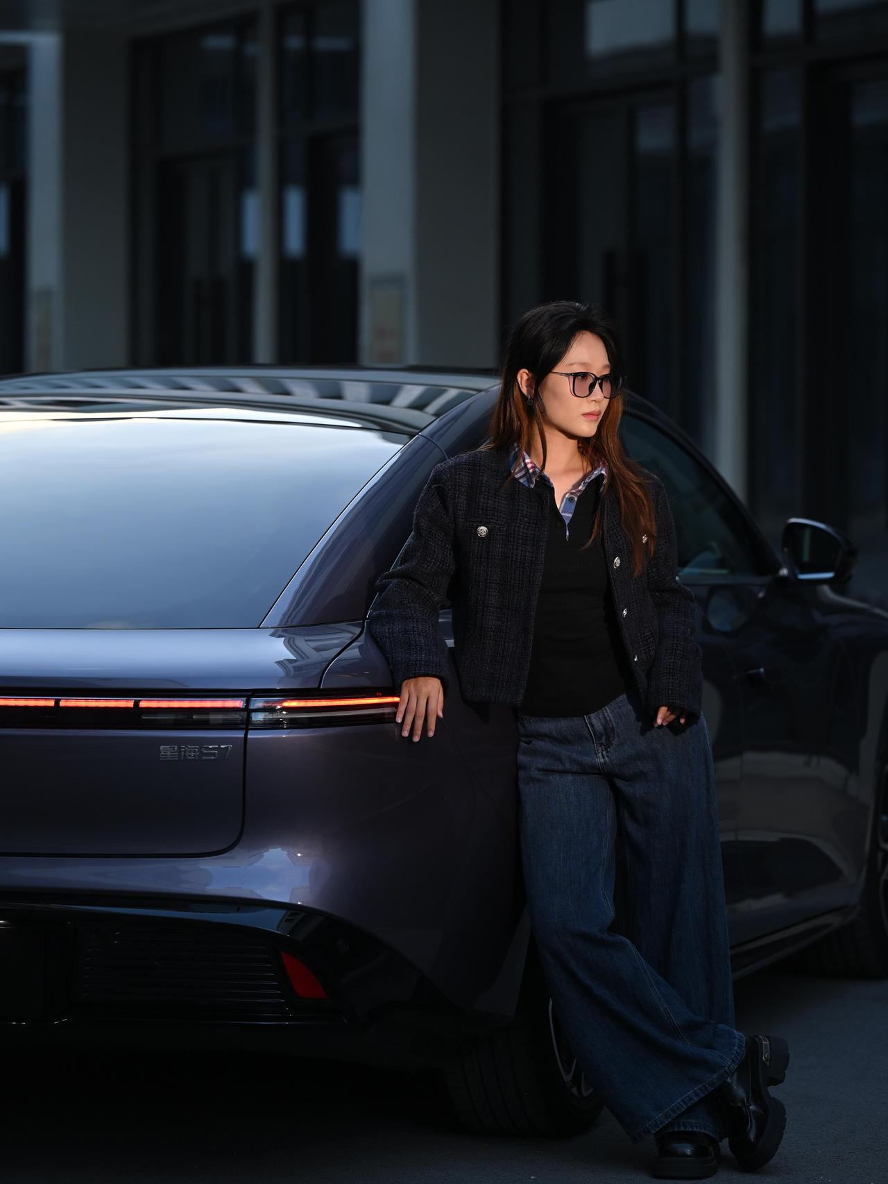 朋友说我花哨，但我爱惨了S7这些精致细节：
解锁时隐藏式门把手自动弹出，仪式感拉