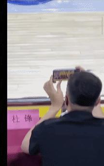啥情况？杜锋指导比赛都不看，在拍女啦啦队员跳舞，而且还是非常的专注！
昨晚的粤B