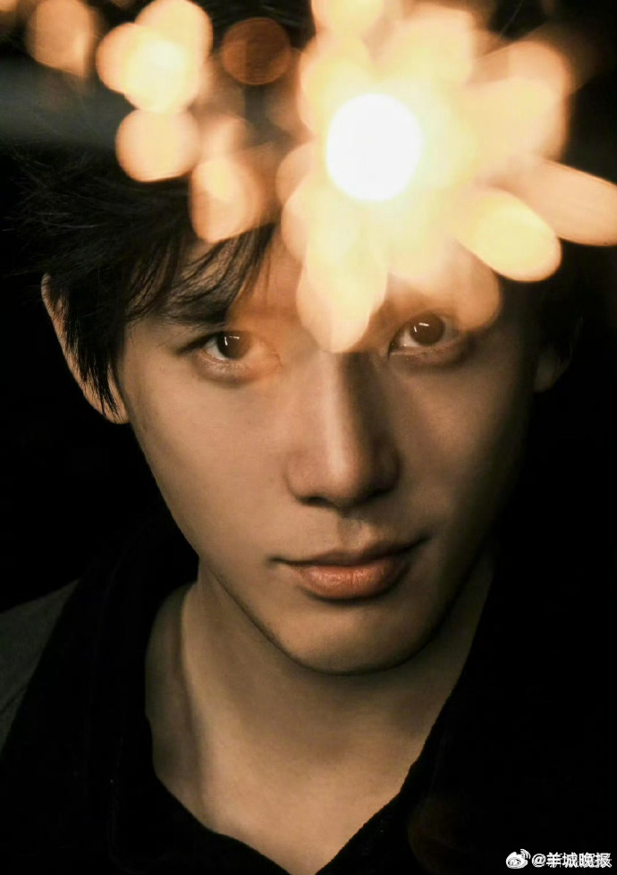 【明星烟花照大赏，你想和谁一起放烟花？】绚烂烟花中，他的面容更加夺目动人。当明星