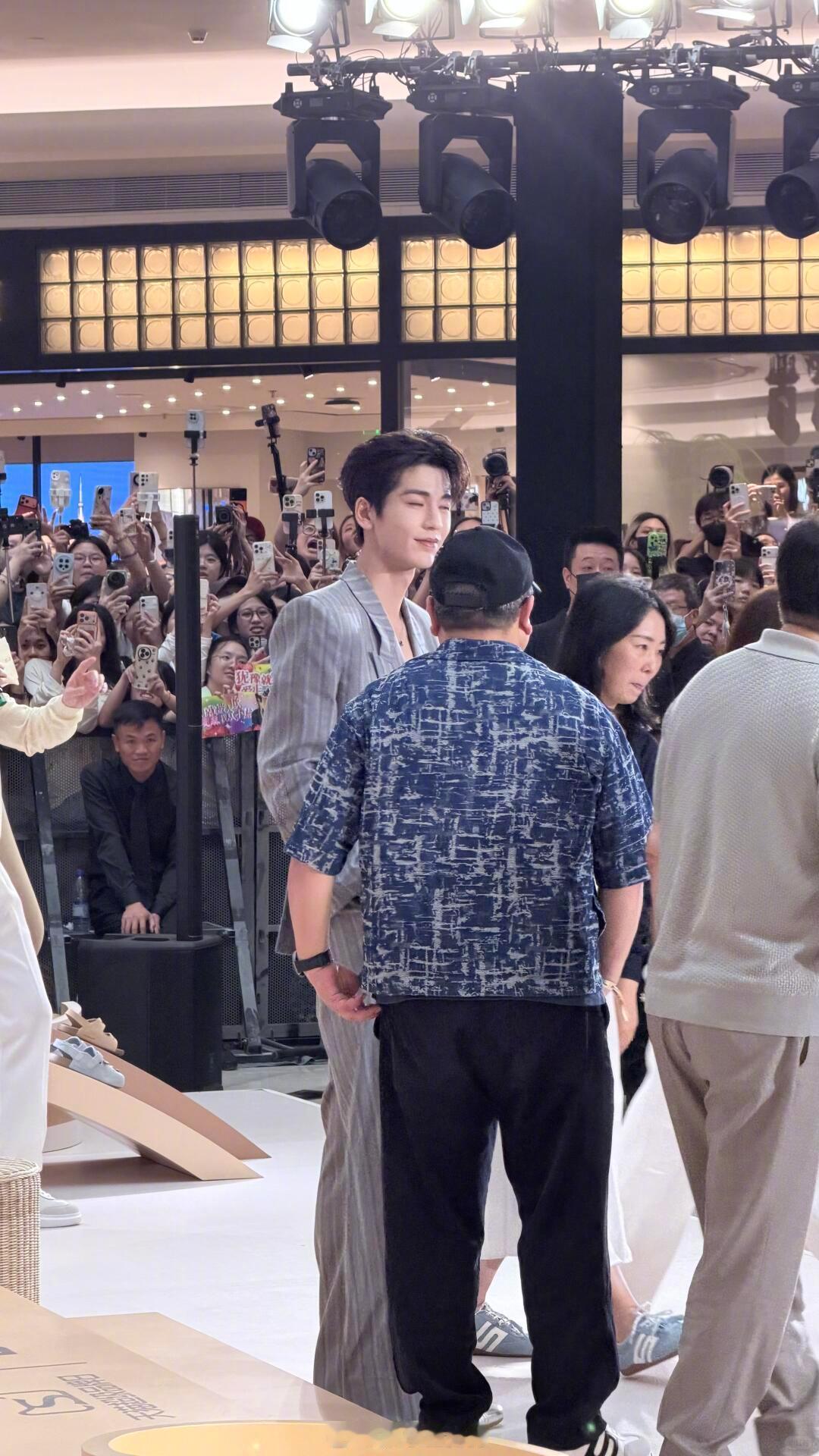 张凌赫穿赛车鞋帅到犯规 光影之下尽显帅气本色，脚踩银色赛车鞋，定制细节暗藏惊喜。