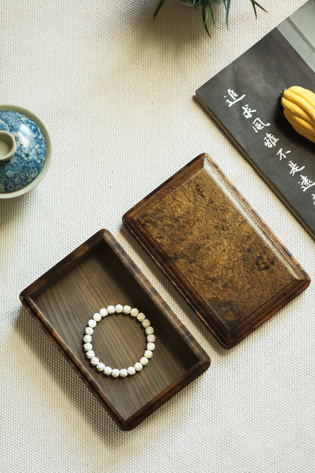 金丝楠 | 水滴纹·文盒选材金丝楠雨滴纹料、四方倒角，做工细谨，开盖楠香四溢；器