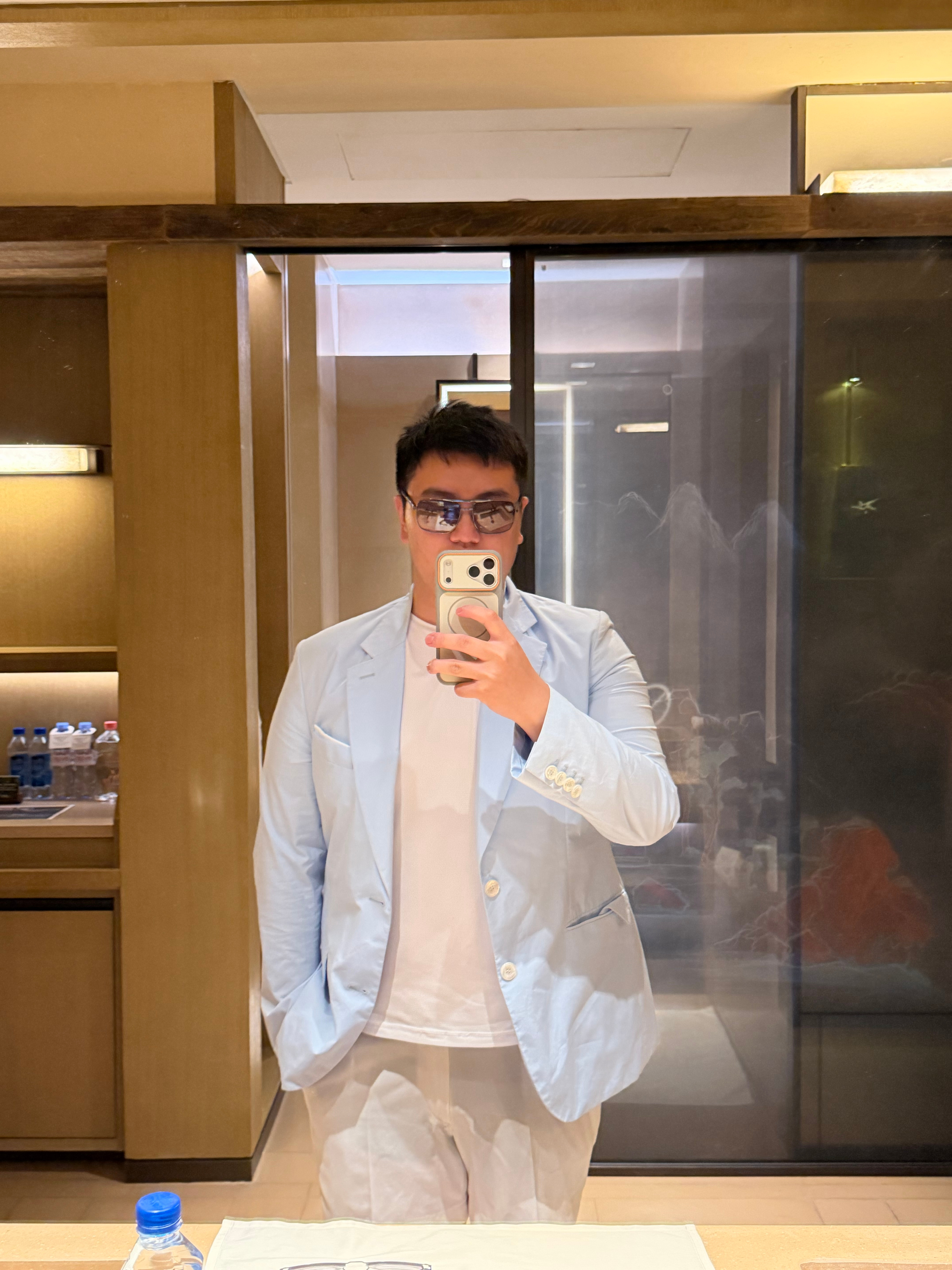 本来想穿个brioni的夏季西装来吃晚宴的结果妹妹说不好看。让我换了。怎么办，到