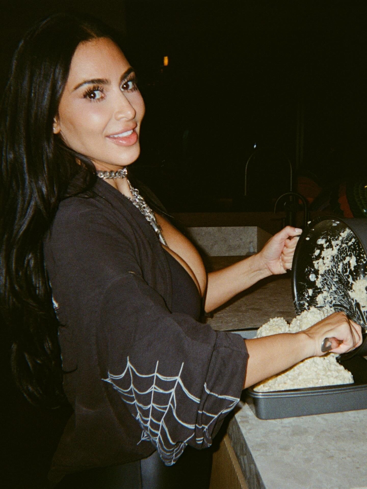 身材火辣！金·卡戴珊晒照！这波太炸裂了！ 