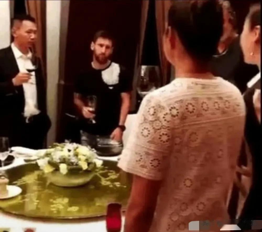 不管你多大的腕儿
在中国就必须喝下杯子里的酒
其实中国的酒桌文化
说穿了就是某些