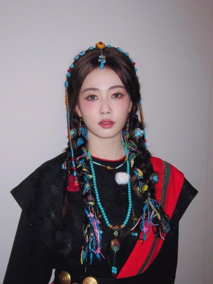 穿珞巴族民族服饰的白鹿 白鹿珞巴族look 穿珞巴族民族服饰的白鹿，白鹿珞巴族l