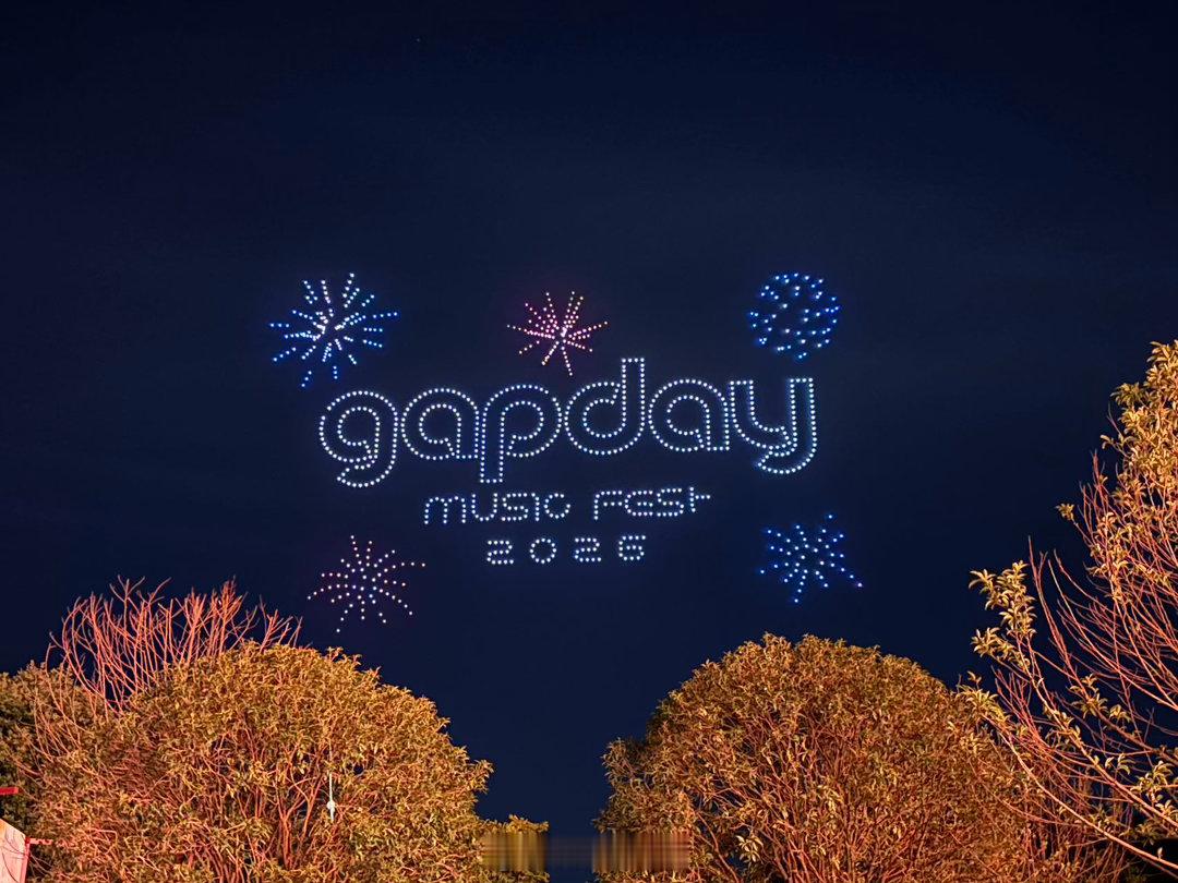 鹿晗gapday音乐节全方位用心 长舞台来回穿梭，不愿冷落任何一位歌迷，搭配浪漫