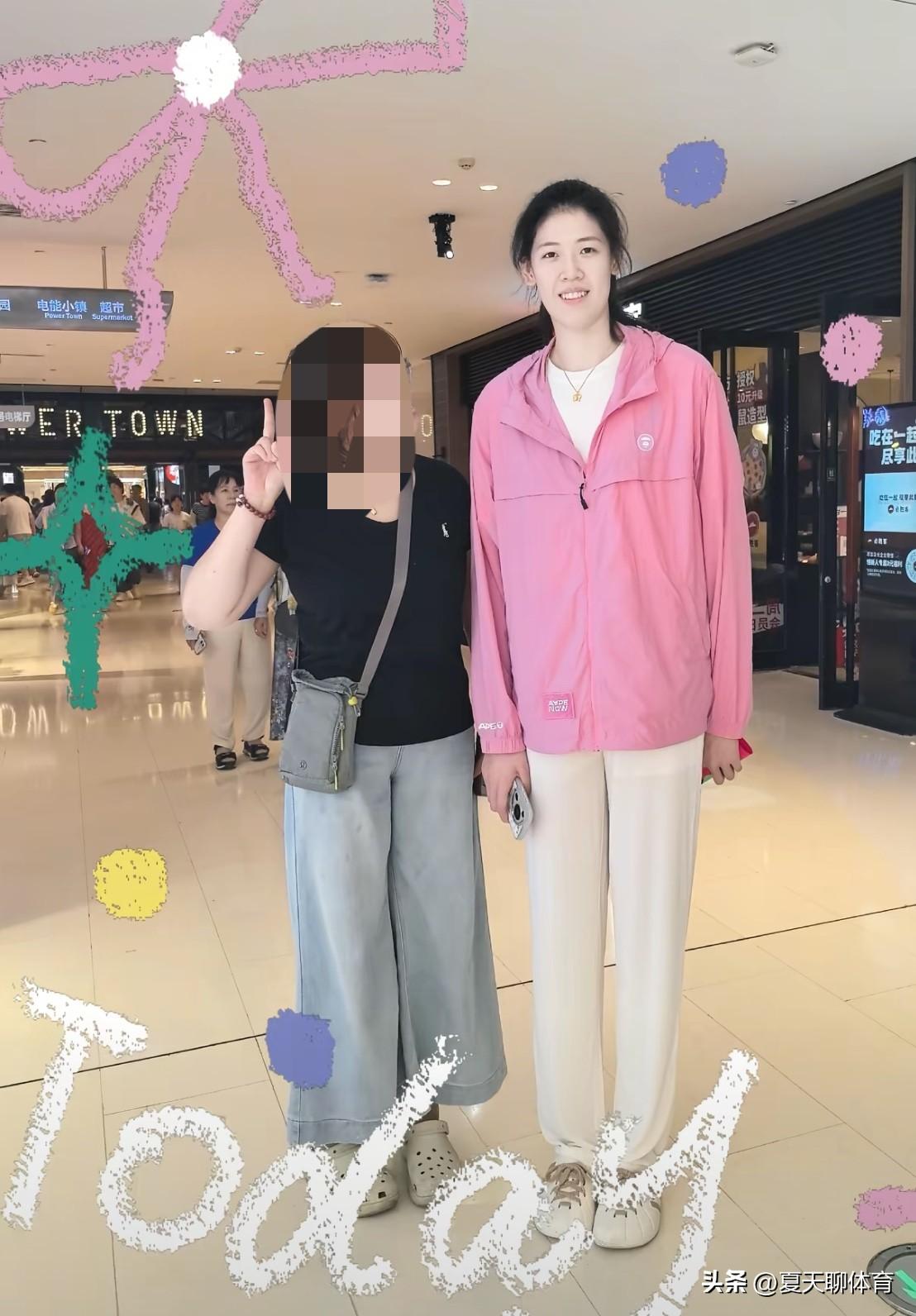 是新鲜出炉的妹妹李盈莹啊[流泪][流泪]妥妥的美少女一个[赞][赞]粉粉嫩嫩的！