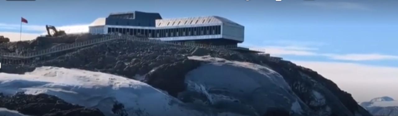 家有少年，眼眸里装着南极冰川的壮阔，心里藏着探索世界的勇敢。他对科考船的航迹、极