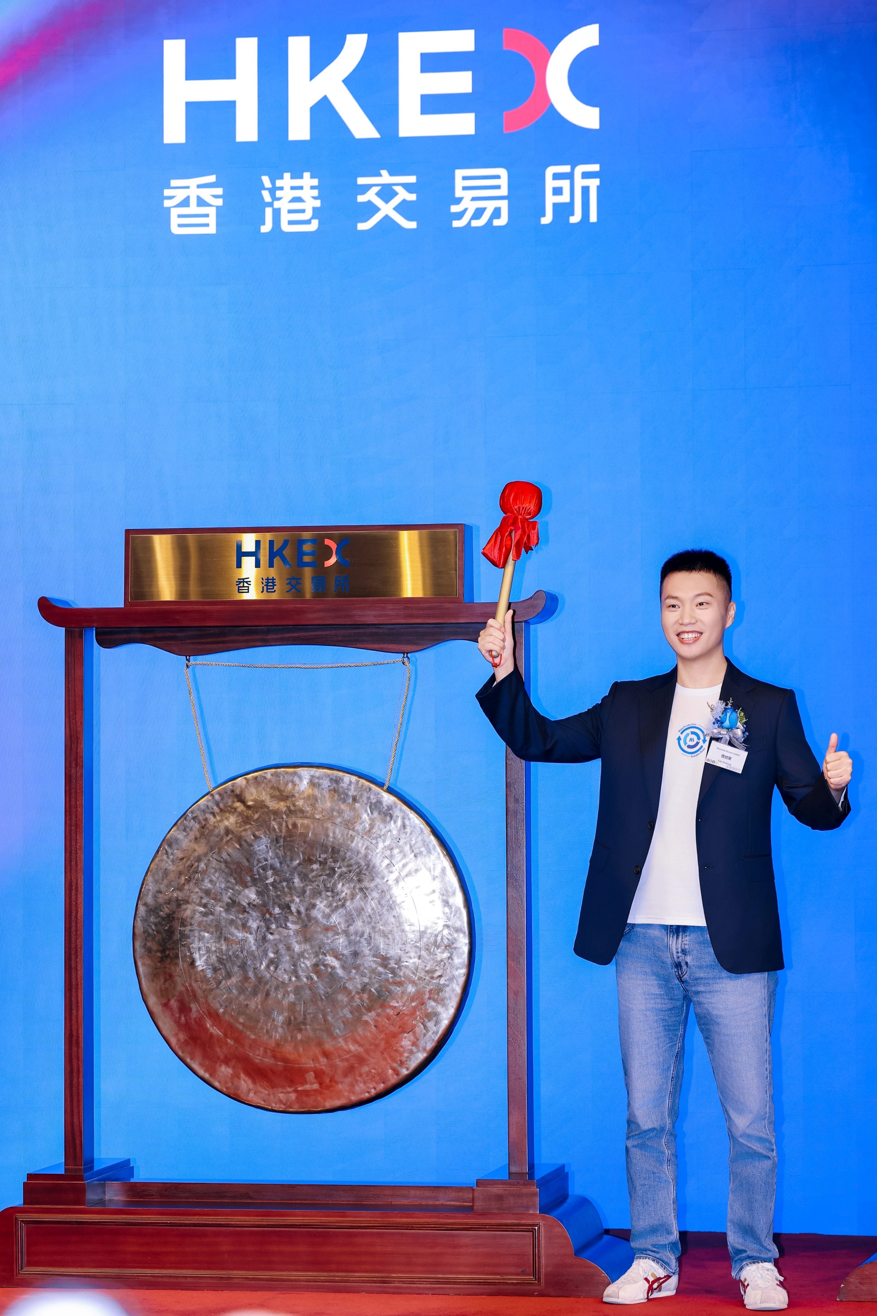 物理 AI 第一股，Momenta 正式港股敲钟，市值接近 700 亿港元。公开