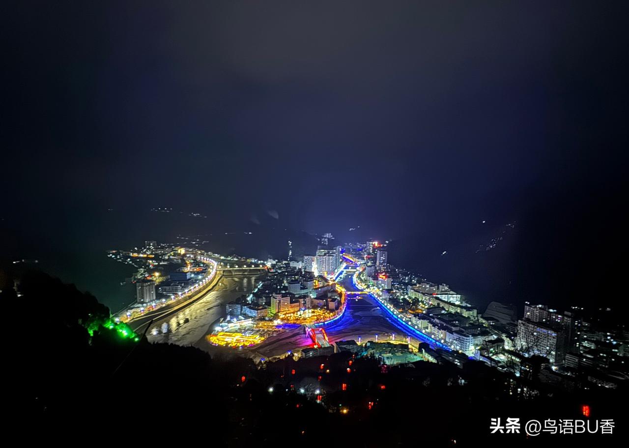 伊朗现在将其导弹、无人机疯狂发射向周边地区，并造成多国多地人员伤亡～
   这就