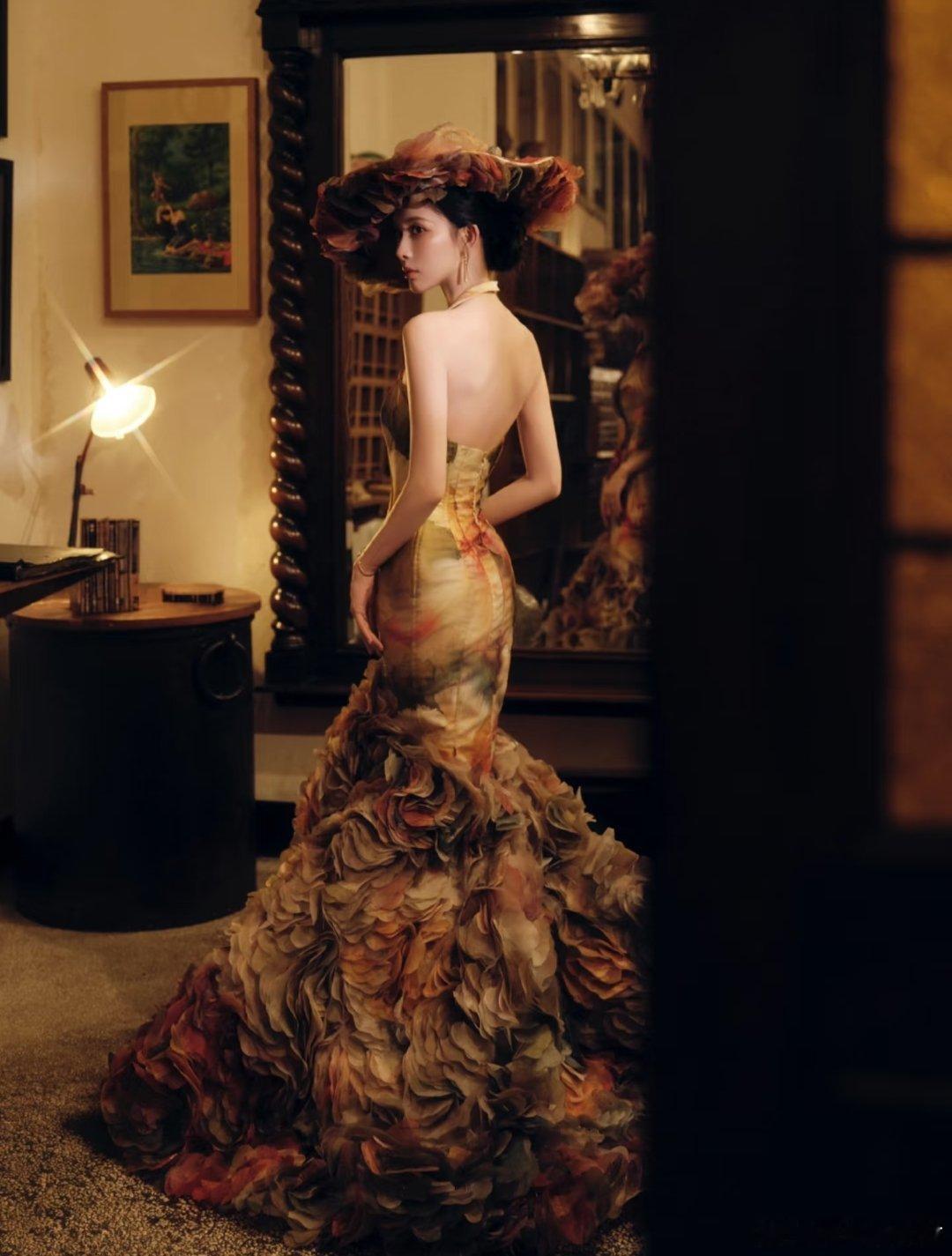 明星丨写真孟子义这组穿搭图片古典又时尚～ 