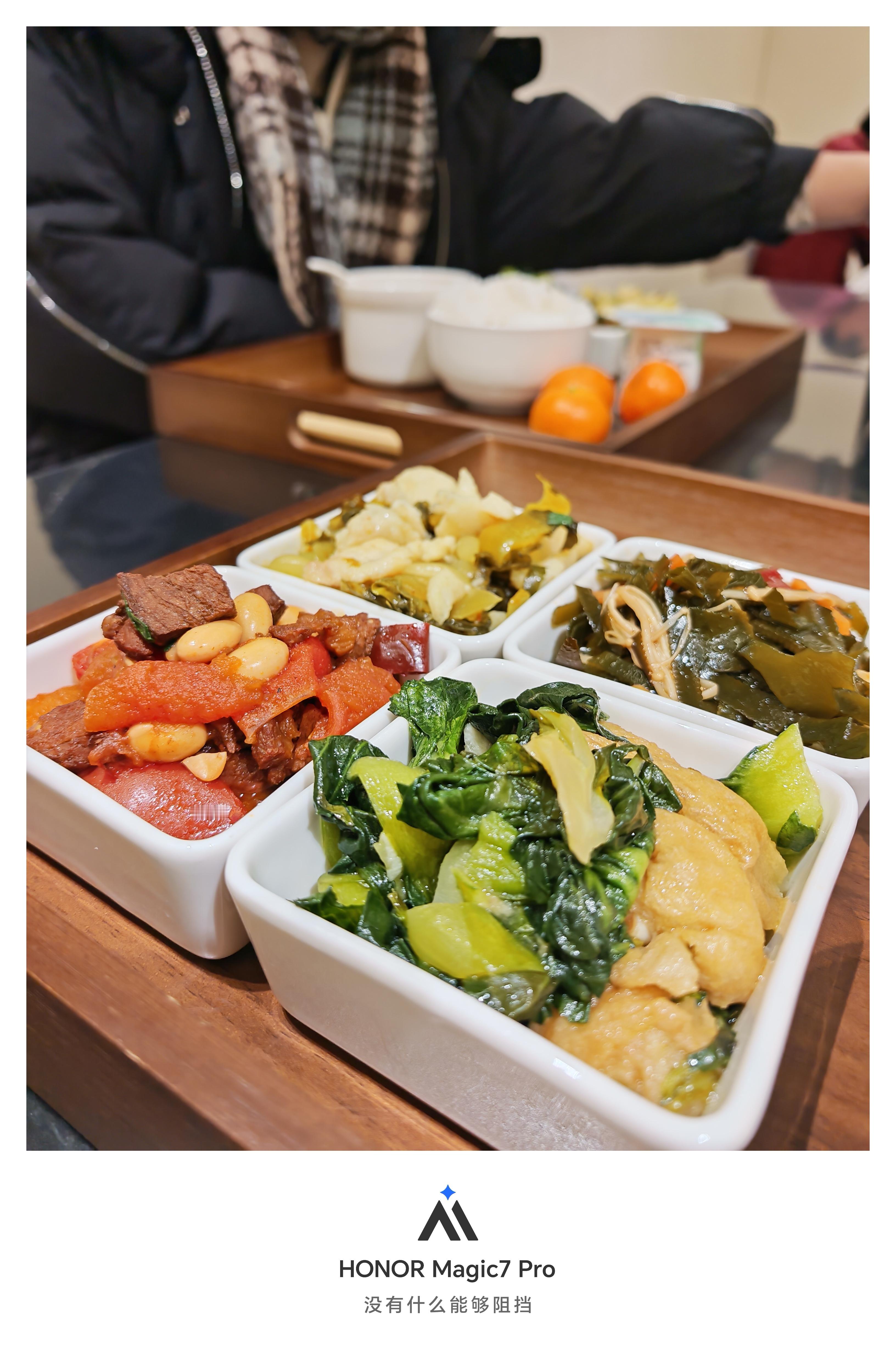 鸿蒙大酒店现在的伙食，四菜一汤，还配酸奶小橘子…… 