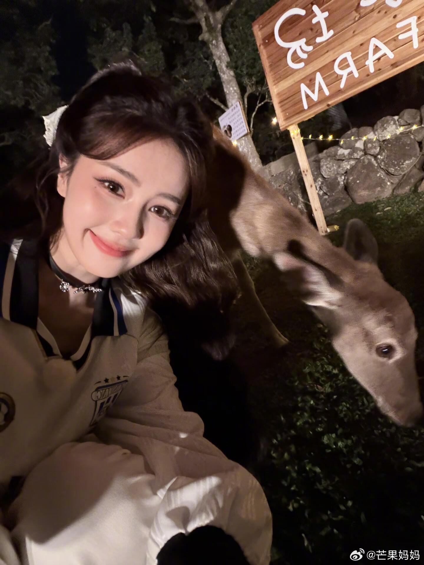 白鹿和小鹿的合照，特别萌的两只小🦌～ 