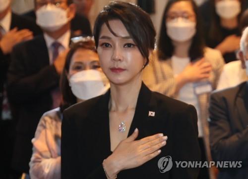 韩国特检组拟就奢侈品项链一事对前第一夫人金建希提起受贿指控

韩联社报道，周日法
