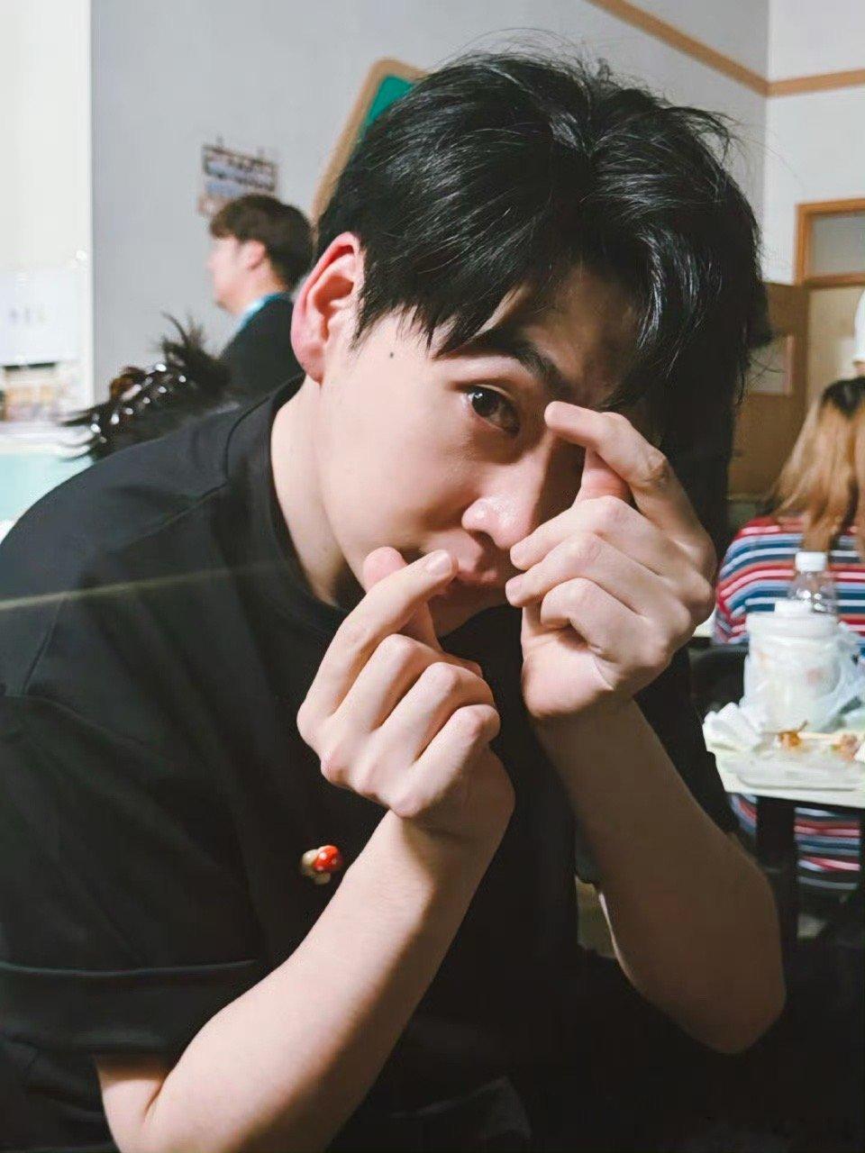 上辈子撒娇怪这辈子是王广 王广真的太会撒娇了，一米九的个子往那儿一站跟座小山似的