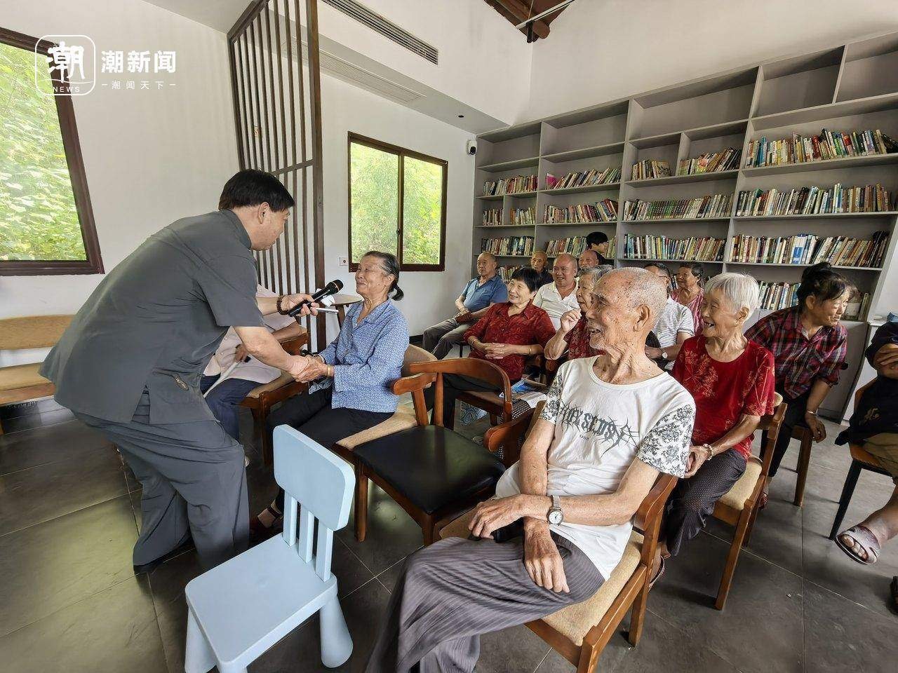 浙江山村创新开放麦丰富老年人精神生活 8月9日，建德更楼街道桥岭村村干部冒风雨为
