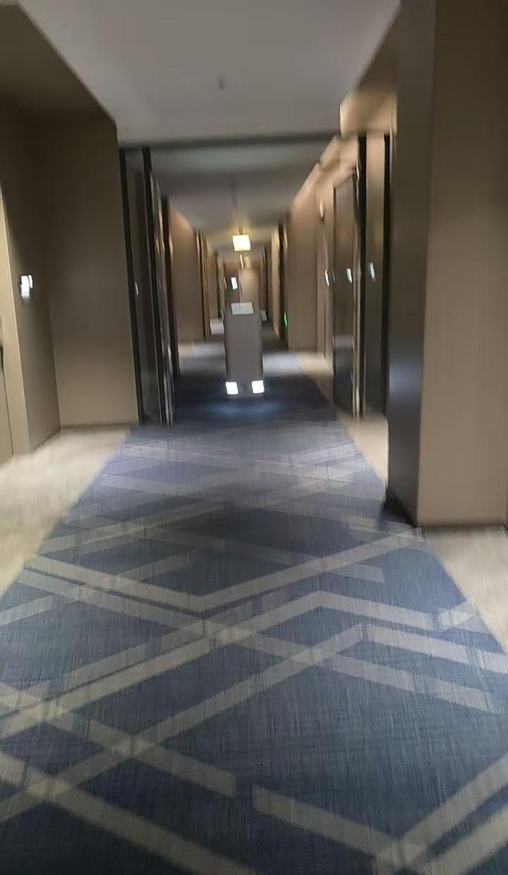 随着时代发展和科技进步，如果你不努力就会被这个时代淘汰，以后打败你的不是同行，而