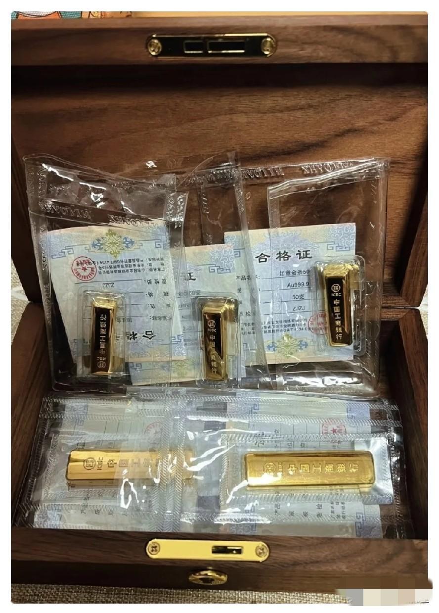 这几天盯盘金价，心肝脾肺肾都要跟着颤。

前阵子贸易战打得火热，各路专家都预测金