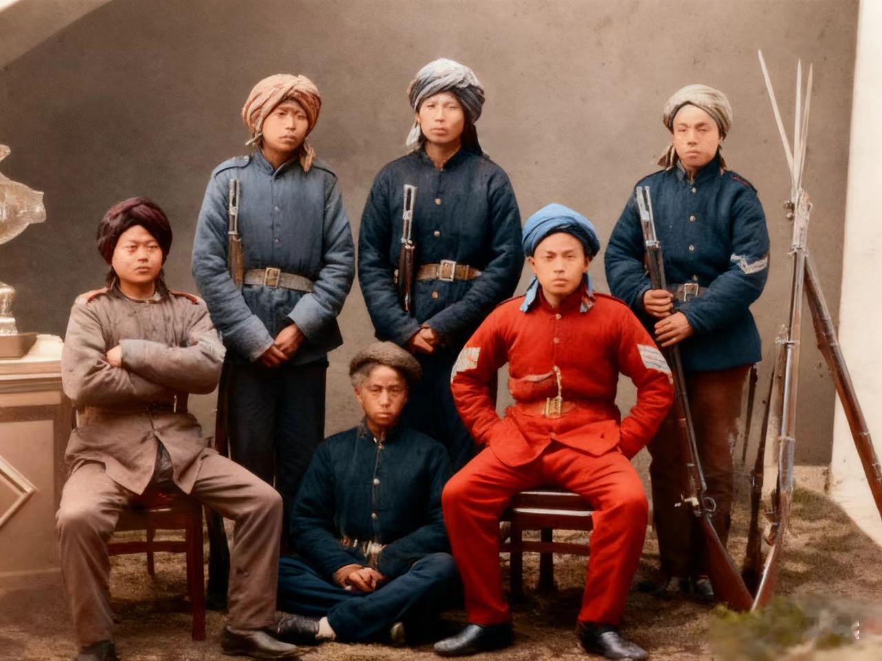 鸦片战争惨败割地赔款以后，清朝还能继续坚持70多年，因为西方给清朝送来两样救命的