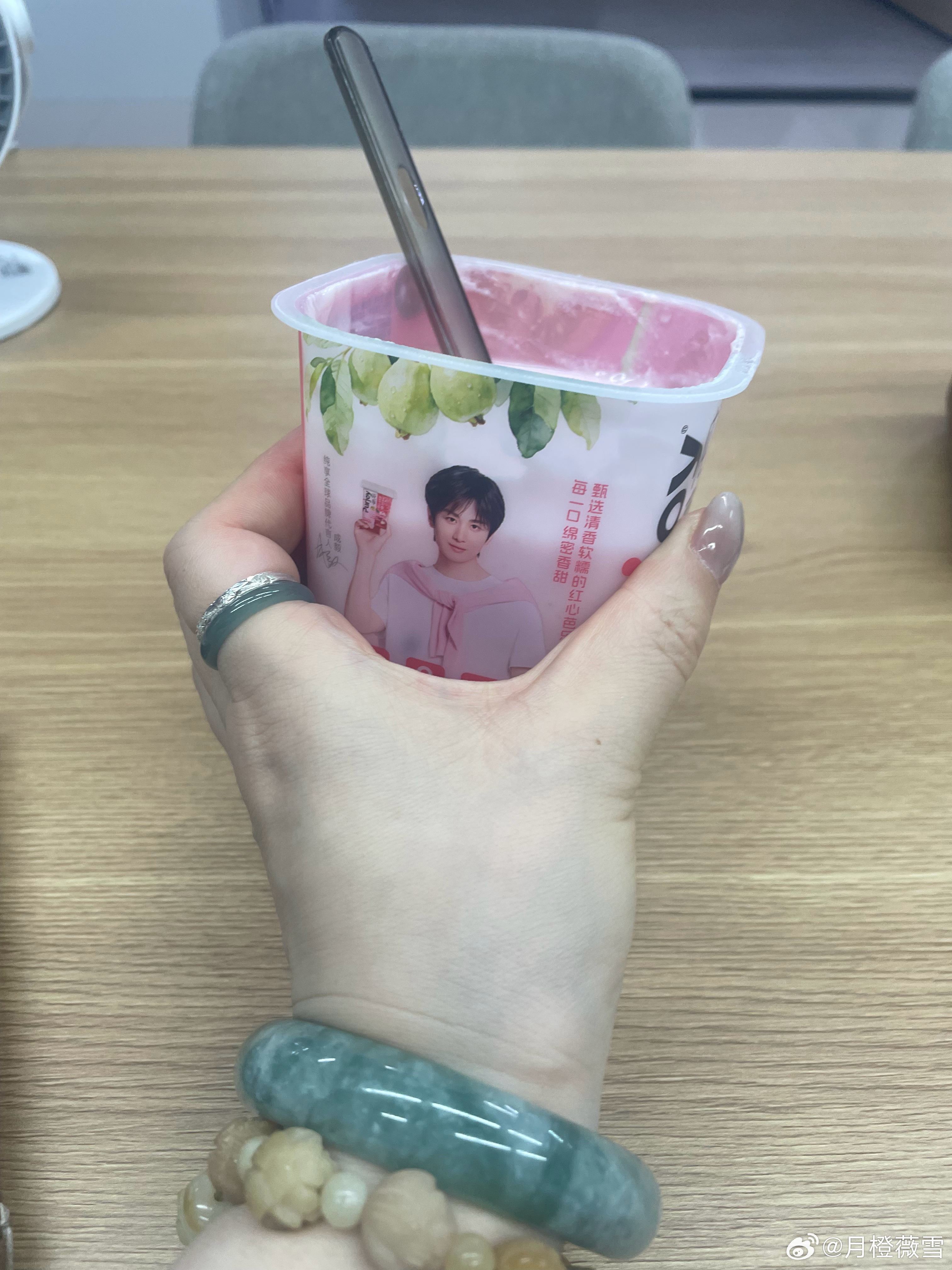 喝一个，饿了，回家再吃饭 
